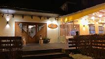 Majitel třeboňské restaurace Šupina a Šupinka se připojil k iniciativě Chcípl PES, otevřené má ale jen výdejní okýnko.