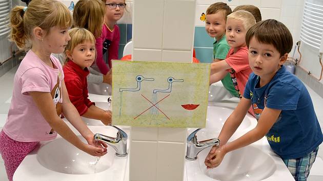 Děti ze 3. mateřské školy v Jindřichově Hradci, které navštěvují třídu Motýlek, už si ruce myjí v nových umyvadlech.