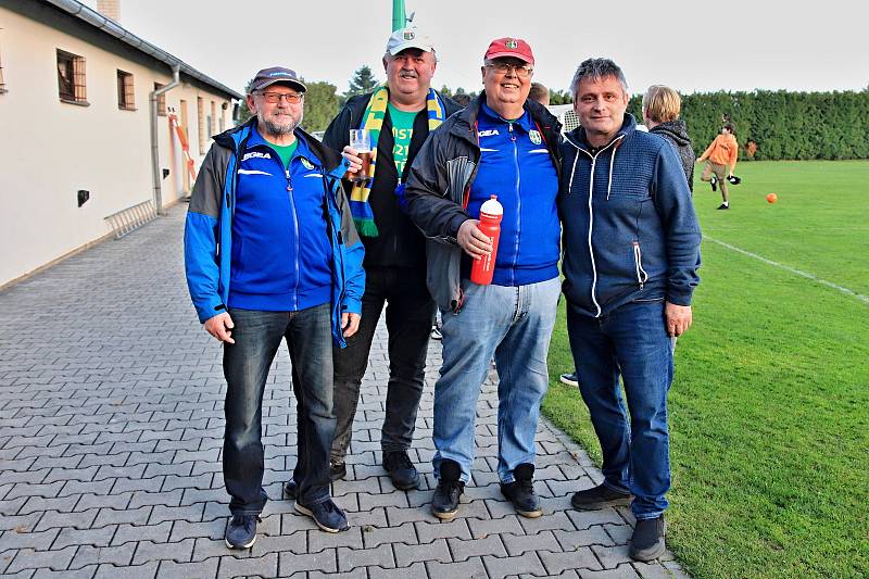 Fotbalisté Třebětic (v zelenožlutém) ve šlágru 11. kola I. A třídy porazili táborský Meteor 2:0 a uhájili vedoucí příčku tabulky skupiny B.