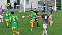 Fotbalisté Třebětic (v zelenožlutém) ve šlágru 11. kola I. A třídy porazili táborský Meteor 2:0 a uhájili vedoucí příčku tabulky skupiny B.