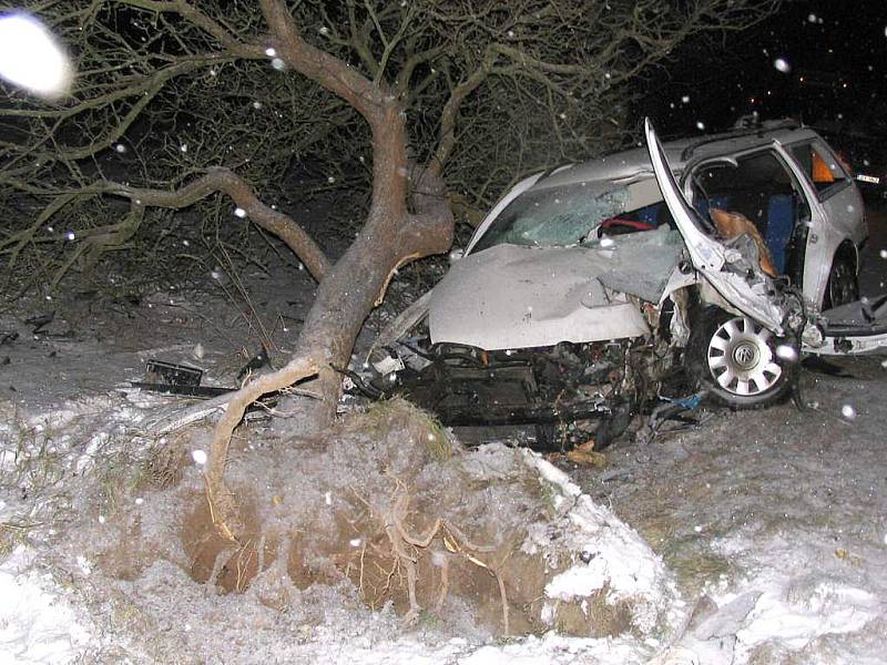 Pohled na zničené auto, ve kterém u Majdaleny po nárazu do stromu zemřel řidič. 