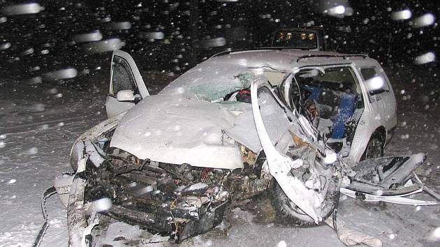 Pohled na zničené auto, ve kterém u Majdaleny po nárazu do stromu zemřel řidič. 