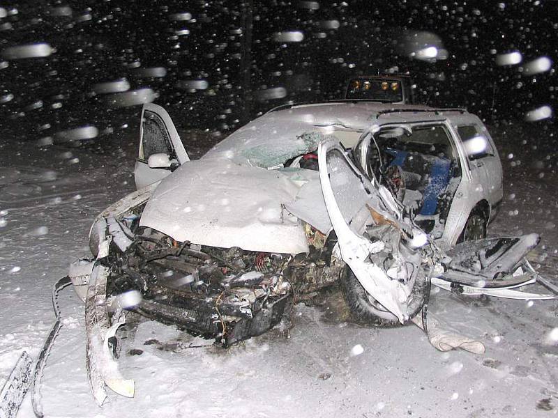 Pohled na zničené auto, ve kterém u Majdaleny po nárazu do stromu zemřel řidič. 