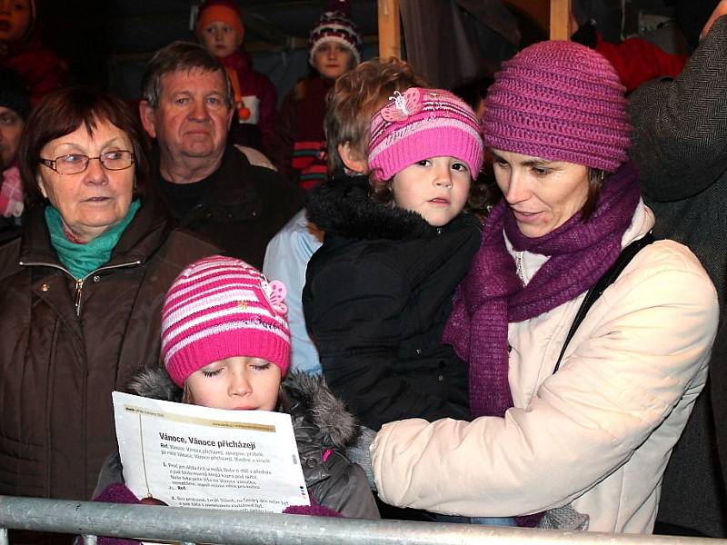 V J. Hradci si zazpívalo koledy asi 1600 lidí.