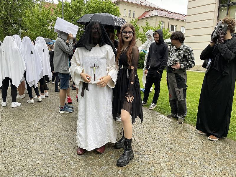 Studenti v Třeboni si svůj svátek užili navzdory dešti.
