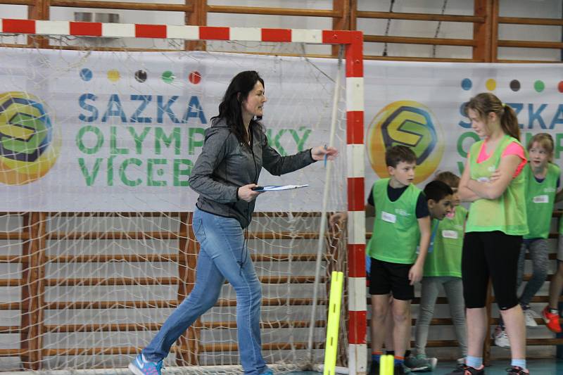 Děti z jindřichohradecké 5. základní školy absolvovaly v rámci projektu Sazka Olympijský víceboj trénink a soutěže se Šárkou Kašpárkovou a Jiřím Prskavcem.