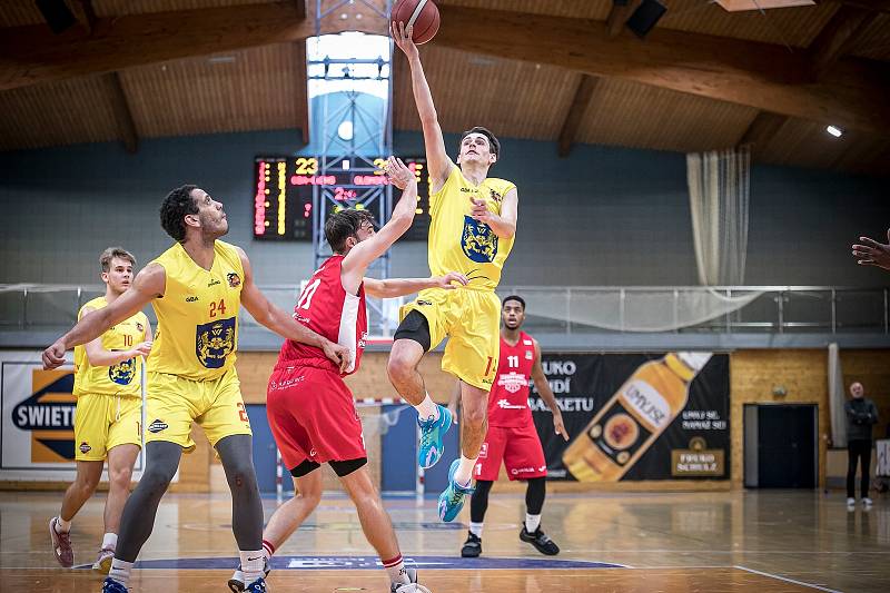 Jindřichohradečtí basketbalisté (ve žlutém) v 3. kole Českého poháru vyřadili Olomoucko.