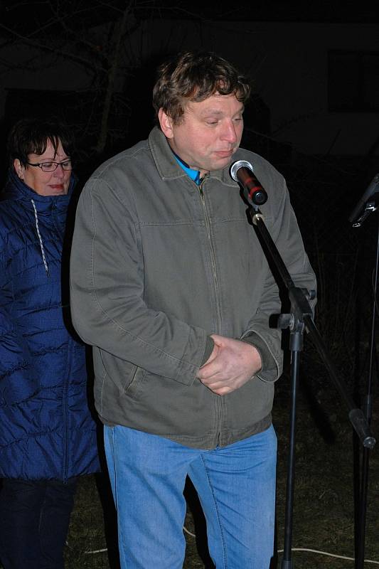 V Okrouhlé Radouni se při koledách sešli lidé také z Kostelní a Horní Radouně a také ze Starého Bozděchova.