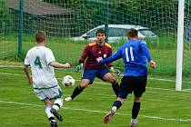 Fotbalisté Staré Hlíny (v bílém) zvítězili v souboji celků z čela tabulky okresního přeboru na půdě Číměře 2:0.