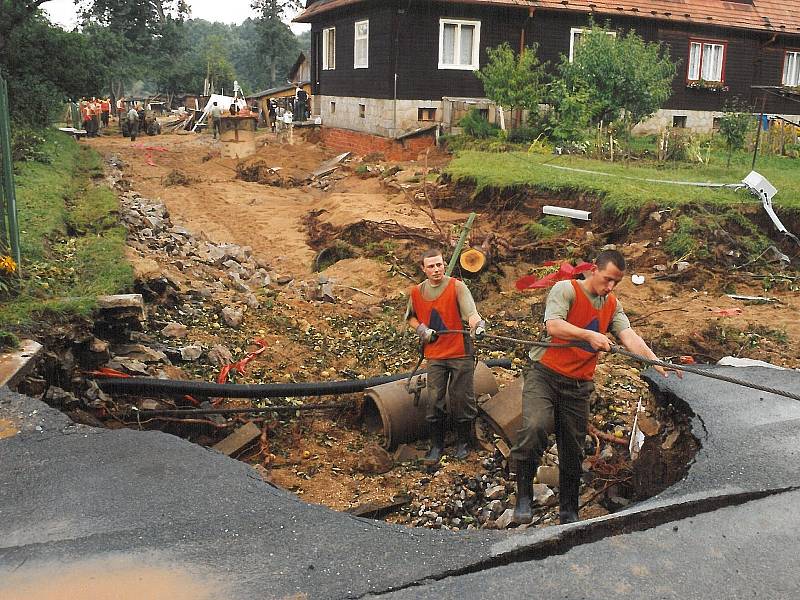 Důležitou úlohu při srpnových povodních v roce 2002 sehráli mimo jiné hasiči, rybáři i řada dobrovolníků.