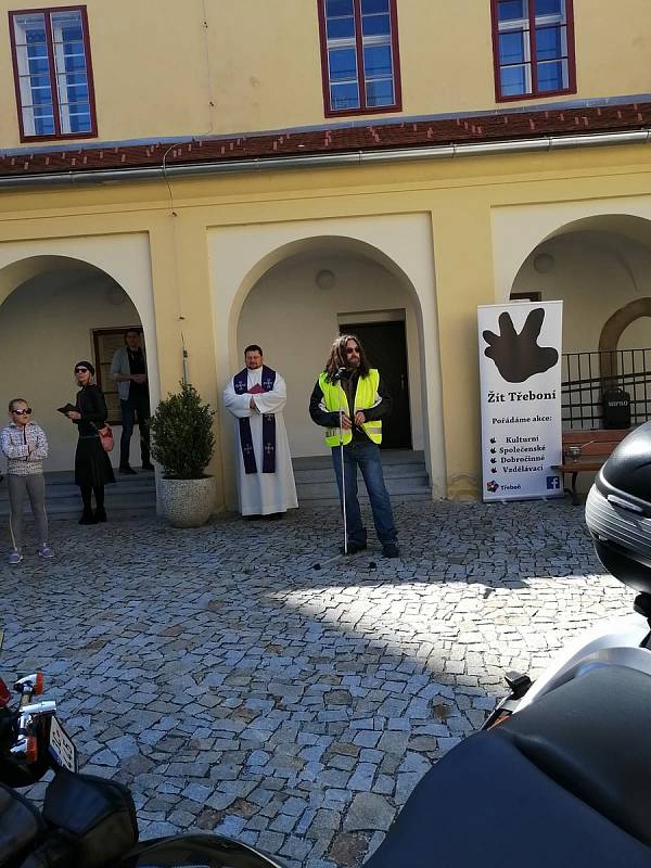 Milovníci motocyklů na nádvoří třeboňského kláštera symbolicky zahájili sezonu.