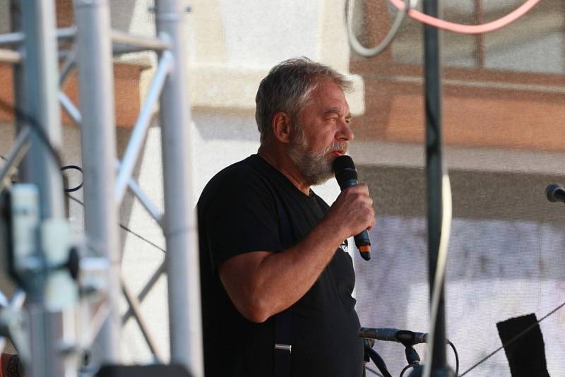 Dobrou náladu při zpívání v Jindřichově Hradci nezkazila ani dešťová přeháňka. Foto: Josef Böhm