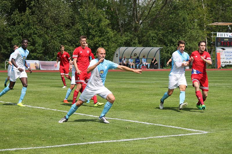 Jindřichohradečtí fotbalisté se o víkendu doma nepředstaví, protože je čeká divizní derby v Čížové. Naposledy však tým od Vajgaru na svém stadionu schytal debakl 0:5 od Tachova (snímky z tohoto utkání).