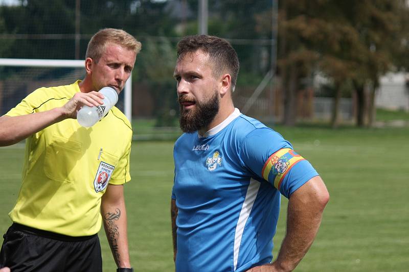 Fotbalisté Buku (v modrém) porazili v místním derby I. B třídy Horní Žďár 3:0.