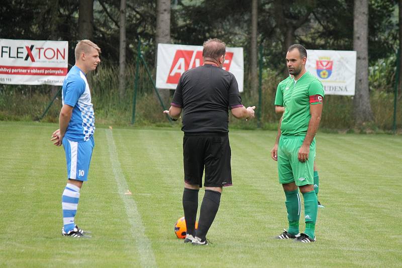 V úvodním kole I. B třídy fotbalisté Studené (v modrobílých dresech) na svém stadionu porazili Lomnici 5:2.