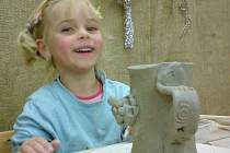 Tvoření s hlínou baví v děbolínské keramičce nejen dospělé, ale i děti.