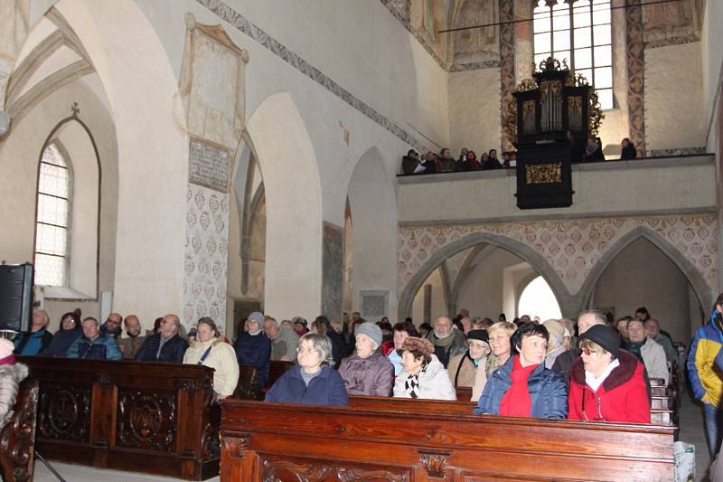 V kostele sv. Jana Křtitele je k vidění výstava Betlémy a dřevořezby Jiřího Bürgera. Foto: Josef Böhm