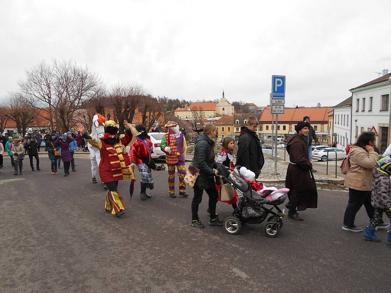 Dačické maškary prošly centrem a sehrály turnaj v kuželkách.