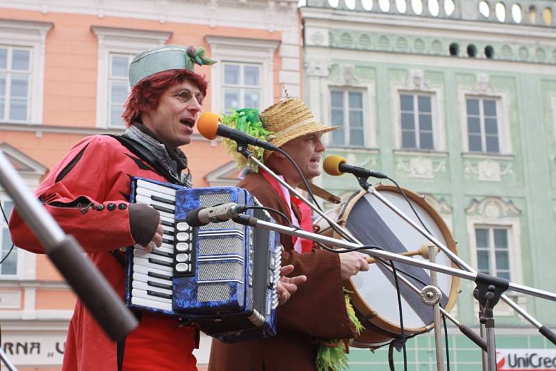 Masopustní průvod centrem Jindřichova Hradce skončil na náměstí Míru, kde se konaly soutěže v pojídání zabijačkových specialit.