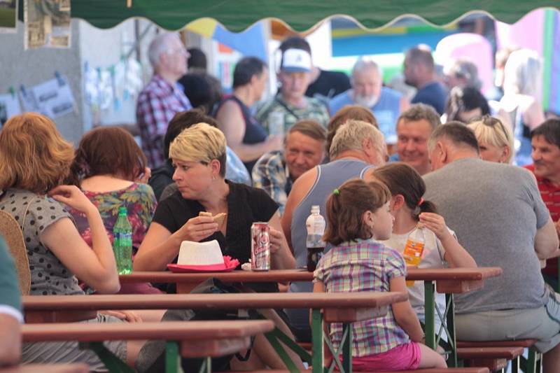 Dva zápasy fotbalových starých gard s Košicemi a Myslkovicemi, či vystoupení gymnastek a cvičenek aerobiku. V Deštné o tamní pouti oslavili 110 let od založení tělovýchovné jednoty Sokol.