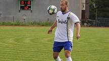 Fotbalisté Slavonic (v bílých dresech) podlehli v šestém kole I. B třídy na domácím stadionu Hornímu Žďáru 0:2.