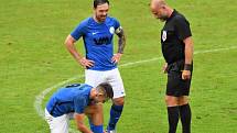 Fotbalisté Hluboké nad Vltavou (v modrých dresech) v dohrávce krajského přeboru zdolali Třeboň 2:1.