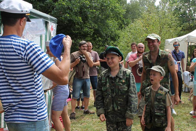 Netradiční plavidla se vydala na hladinu rybníku Dřevo.