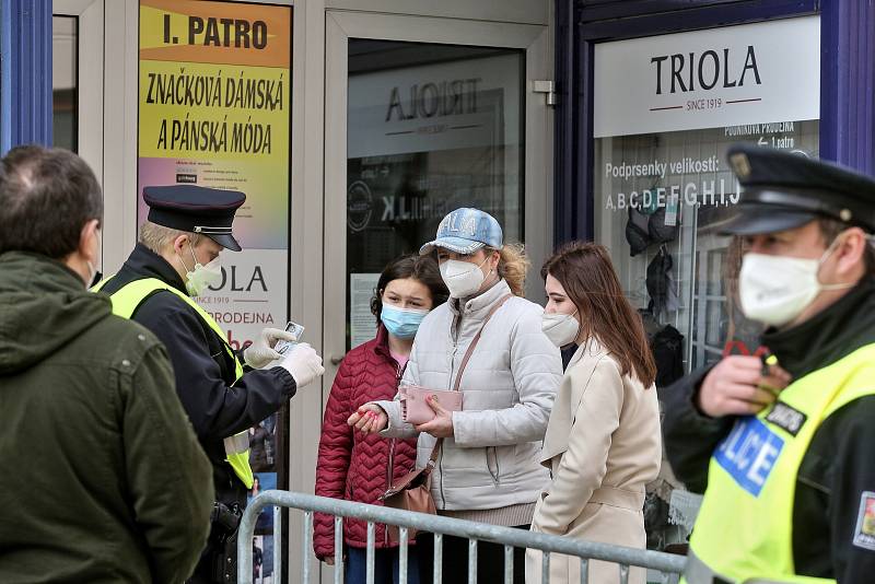 Jiří Machač z Tábora svolal další demonstraci protestující proti anticovidovým opatřením. Dvě desítky účastníků se tentokrát sešly v sobotu ve 14 hodin v Jindřichově Hradci.