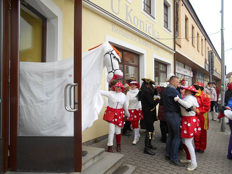 Dačické maškary prošly centrem a sehrály turnaj v kuželkách.