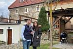 V roce 2014 se Na Špecharu nedaleko Třeboně ubytovali první hosté. Manželé Jan a Lenka Hofbauerovi se s návštěvníky rádi přátelí. Foto: archiv manželé Hofbauerovi