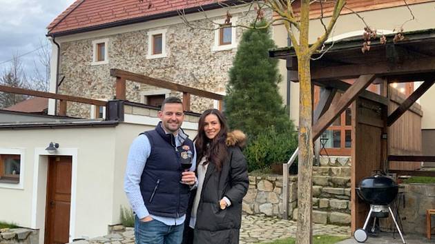 V roce 2014 se Na Špecharu nedaleko Třeboně ubytovali první hosté. Manželé Jan a Lenka Hofbauerovi se s návštěvníky rádi přátelí. Foto: archiv manželé Hofbauerovi