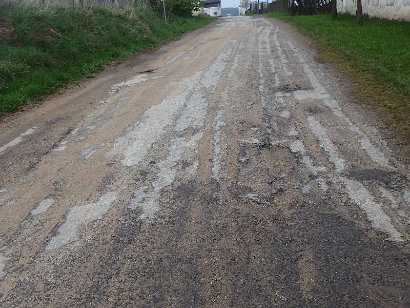 Mezi Ostojkovicemi a Třeběticemi se podařilo opravit vozovku.