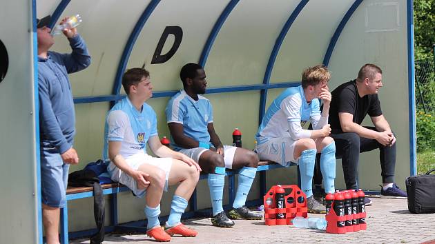 Jindřichohradečtí fotbalisté se o víkendu doma nepředstaví, protože je čeká divizní derby v Čížové. Naposledy však tým od Vajgaru na svém stadionu schytal debakl 0:5 od Tachova (snímky z tohoto utkání).