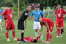 Fotbalisté Buku (v modrobílém) v souboji sousedů v tabulce deklasovali v 24. kole I. B třídy Suchdol nad Lužnicí 5:0.