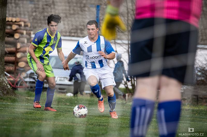 Velmi důležité vítězství nad Strmilovem (4:2)  vybojovali v 19. kole OP fotbalisté Plavska (v modrobílých dresech).