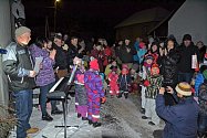 V Jilmu k rozsvícení vánočního stromu zazpívaly děti.