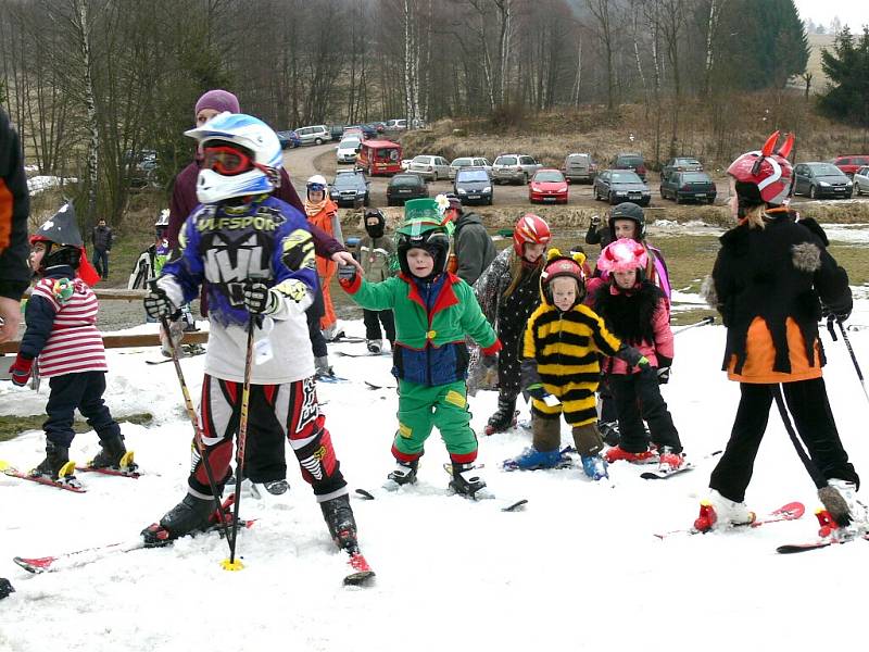 Maškarní karneval na sjezdovce v N. Bystřici. 