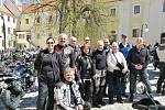 Milovníci motocyklů na nádvoří třeboňského kláštera symbolicky zahájili sezonu.