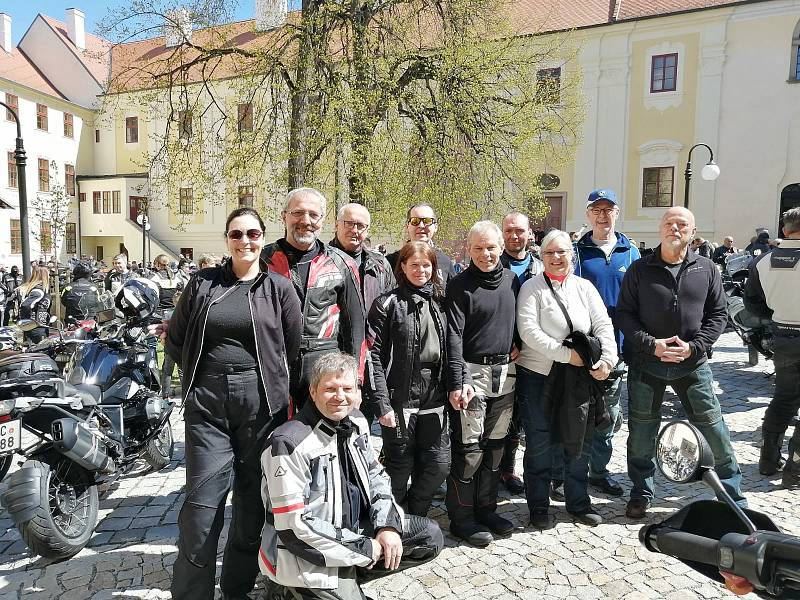 Milovníci motocyklů na nádvoří třeboňského kláštera symbolicky zahájili sezonu.