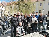 Milovníci motocyklů na nádvoří třeboňského kláštera symbolicky zahájili sezonu.