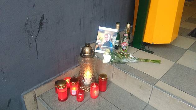 Zapálené svíčky u hradeckého bowlingového klubu připomínaly potyčku, která skončila smrtí mladého muže.