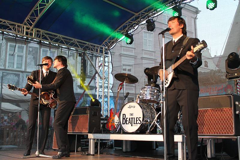 Zaplněné hradecké náměstí Míru si užilo koncert kapely Beatles Revival.