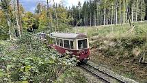 Vlak JHMD z Nové Bystřice do Jindřichova Hradce v lesích u Kaprouna