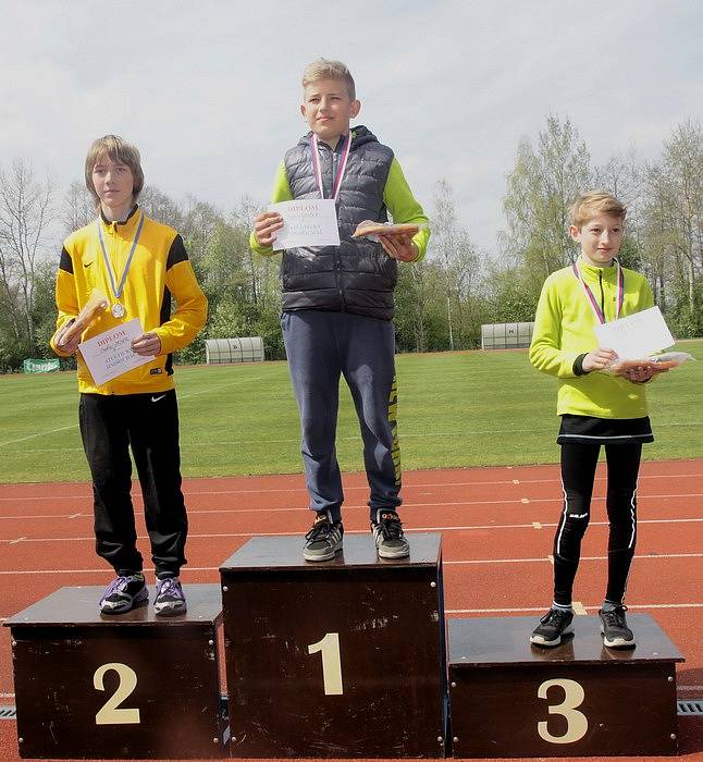 Účastníci Jarního atletického Jindřicháče, kterých se na stadionu u Vajgaru sešlo 157, absolvovali čtyřboj.