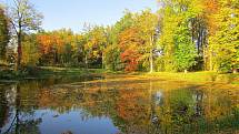 Zámek Červená Lhota má své kouzlo i v podzimních barvách. Návštěvníkům vůbec nevadí, že není rybník úplně plný vodou, ale lodičky jim schází.