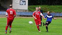 Fotbalisté Chlumu (v červeném) doma nestačili na společný tým Číměře a novobystřického béčka, kterému podlehli 1:5.