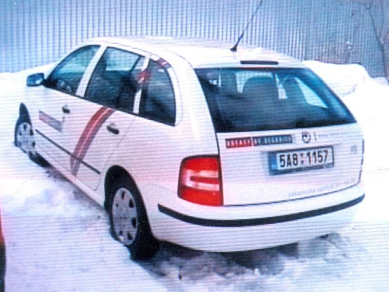 Pohled na opuštěné auto, které převáželo miliony z banky. Nalezeno bylo na sídlišti Vajgar na parkovišti u kasáren. 