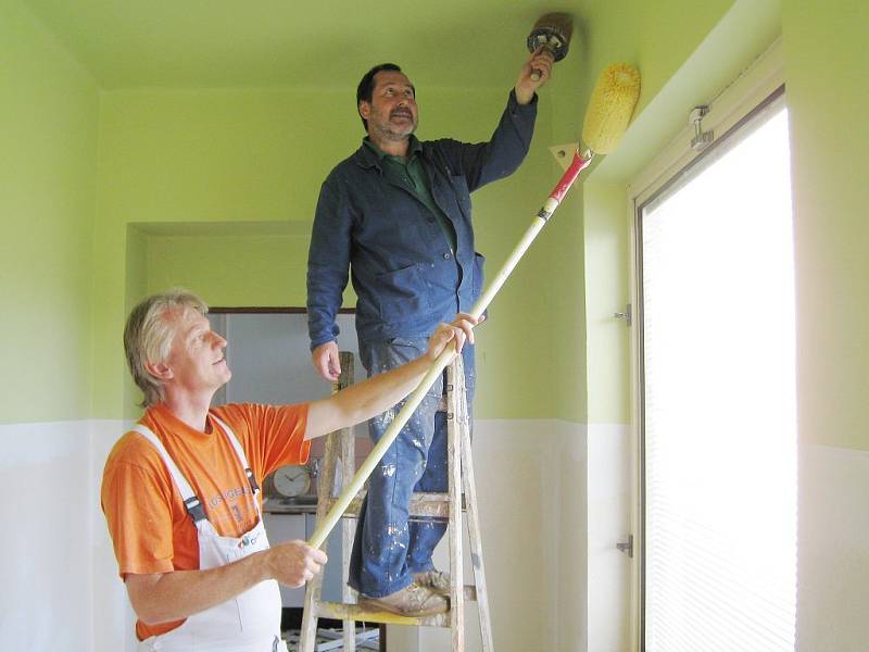 Malíři Jan Šálek a Robert Dočekal (zleva) ve školce pod gymnáziem v Jindřichově Hradci. 