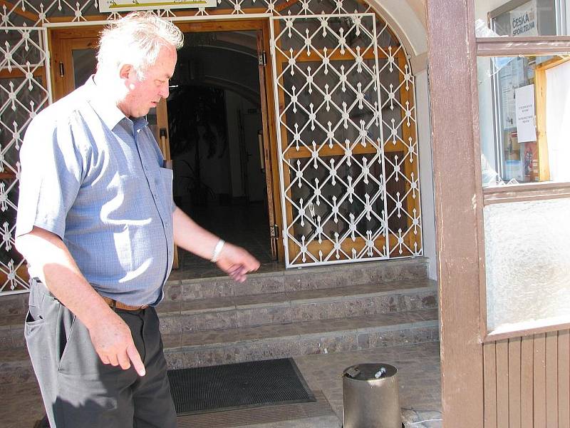 Pohled na vstupní dveře Obecního úřadu ve Studené, kde v úterý v časných ranních hodinách lupiči odcizili bankomat. Starosta obce Josef Rod popisuje událost. 