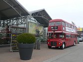 U jindřichohradeckého zahradního centra si lze koupit občerstvení z autobusu, který jako by přijel z Londýna.